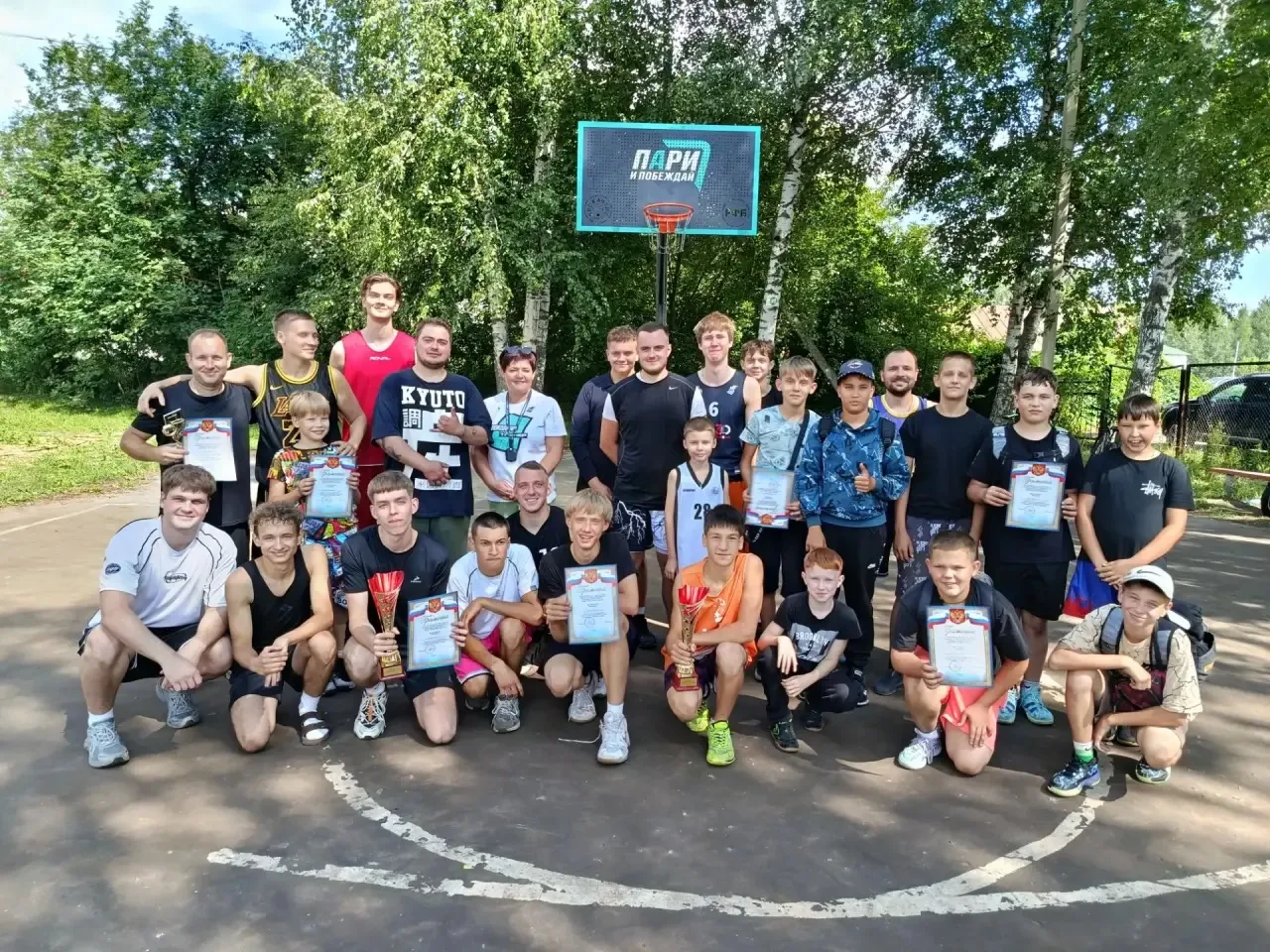 Жаркий стритбол ко Дню физкультурника: баталии, подарки и настоящая баскетбольная семья...