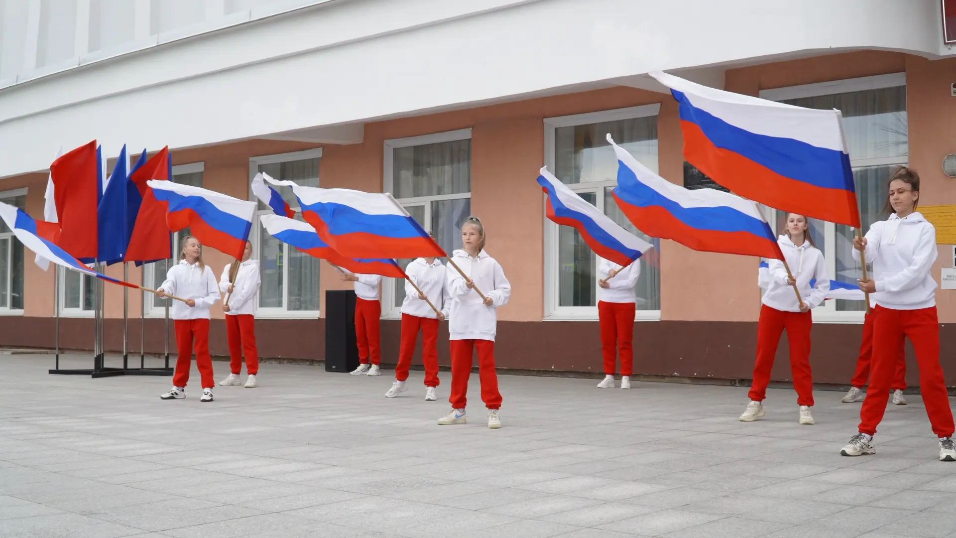 Около 200 мероприятий проходит в Магаданской области ко Дню Государственного флага России.