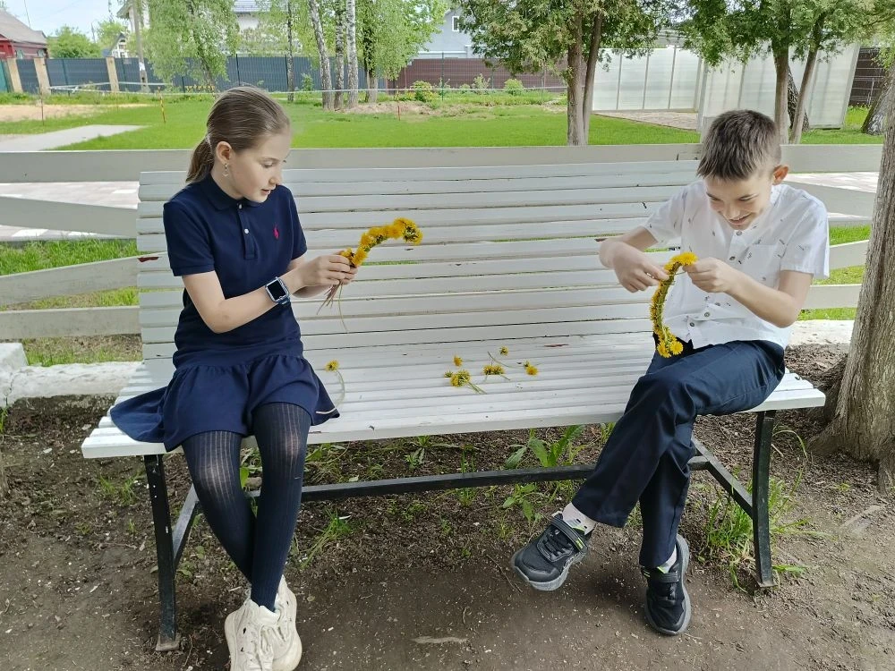 🌼 Майские деньки в Гимназии: венки, одуванчики и ожидание лета! 🌼