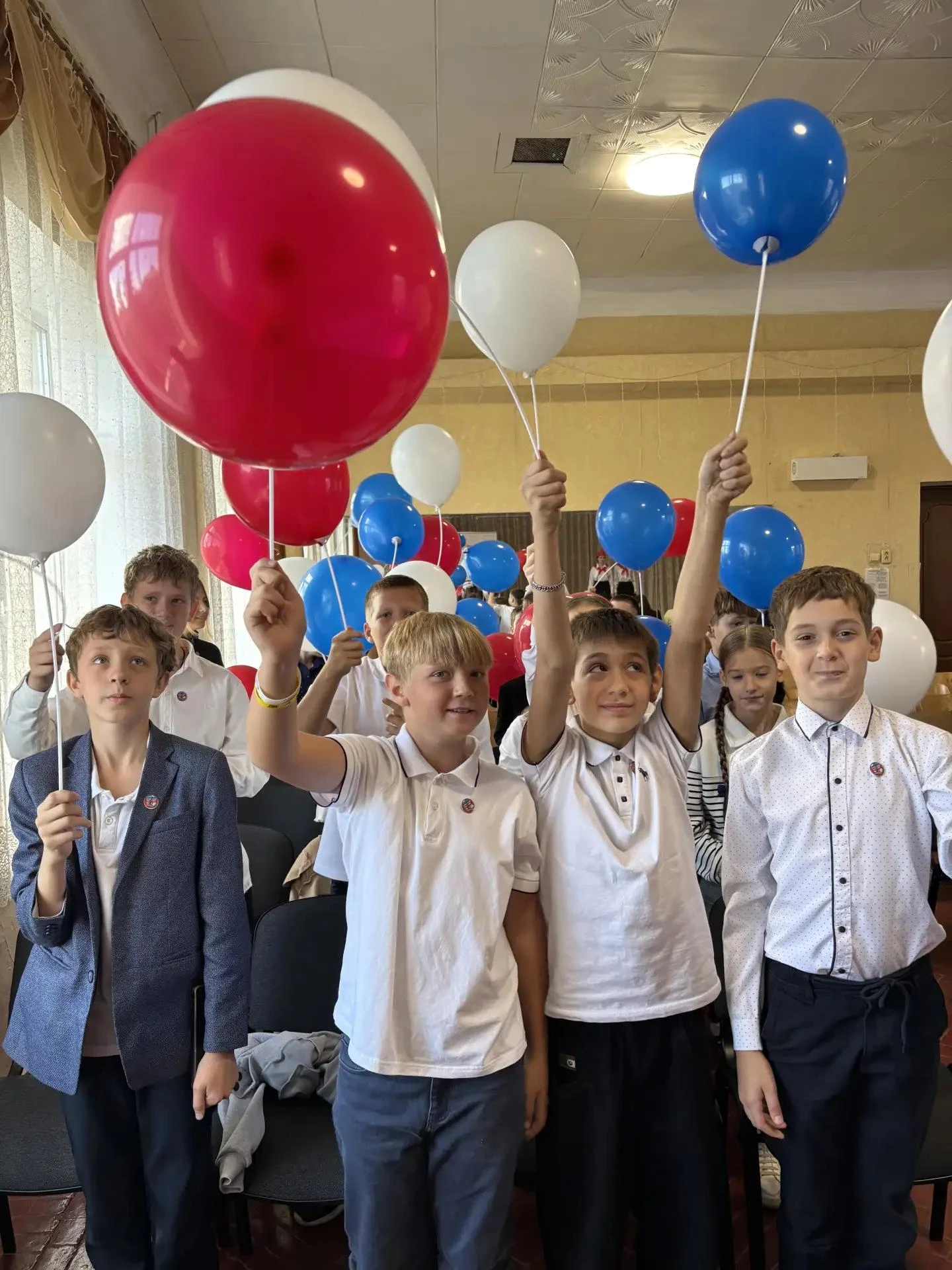 В Алчевской школе №15 — важный день! Наши пятиклассники прошли торжественный обряд посв...