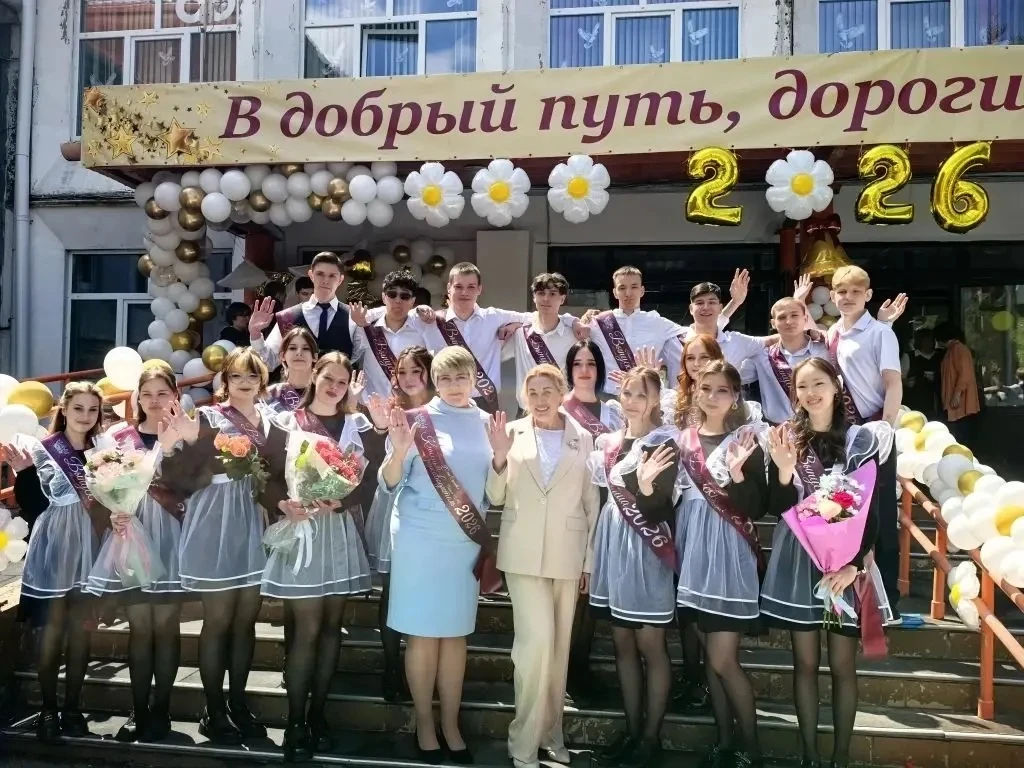Сегодня в нашей школе прозвенел последний звонок для учеников 11 и 9-х классов. 🎓🕊️  Грустный и трог