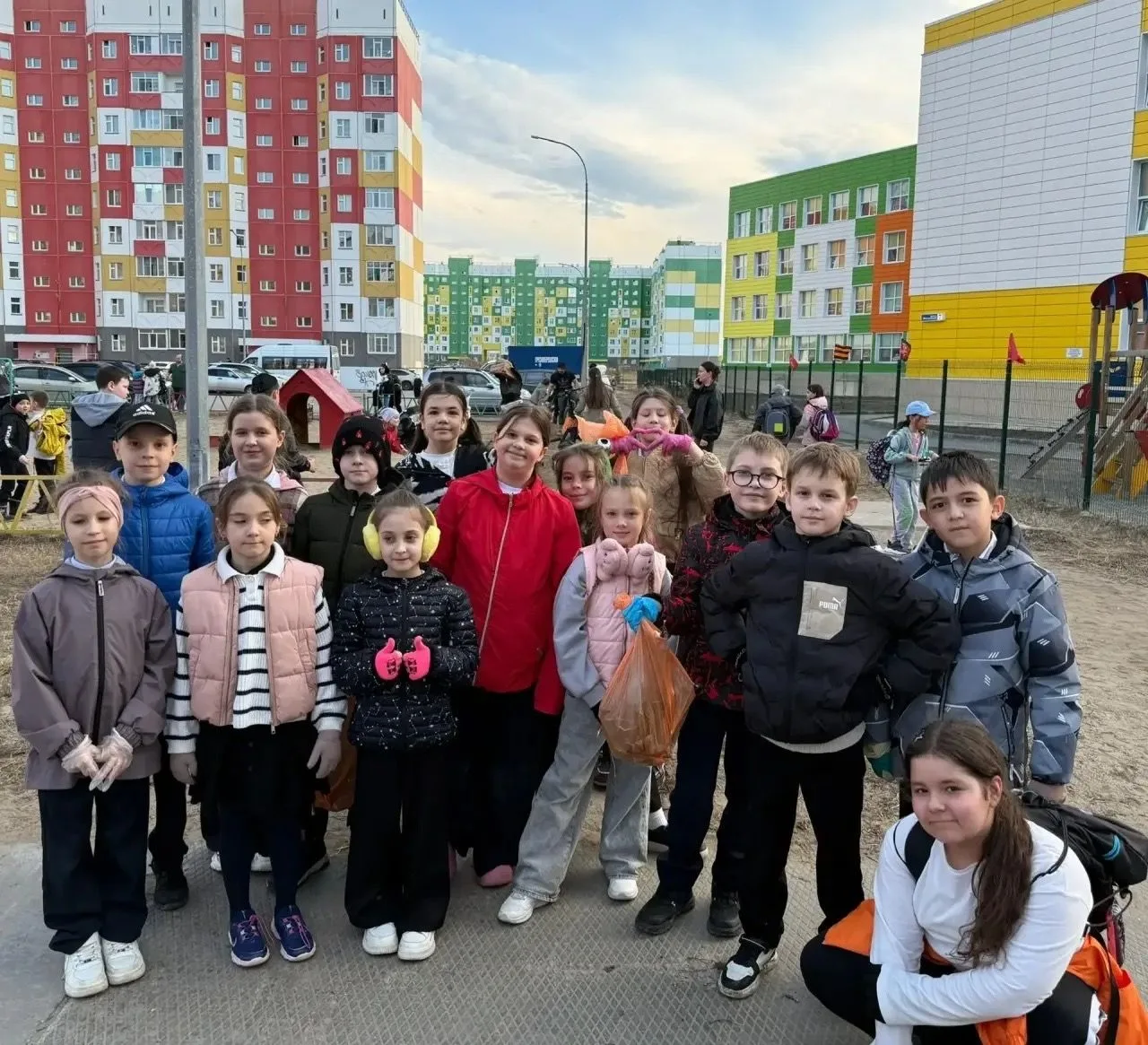 Солнечно на улице, весна-таки вступила в свои полноценные права! На территории Зелёной какая-то сума