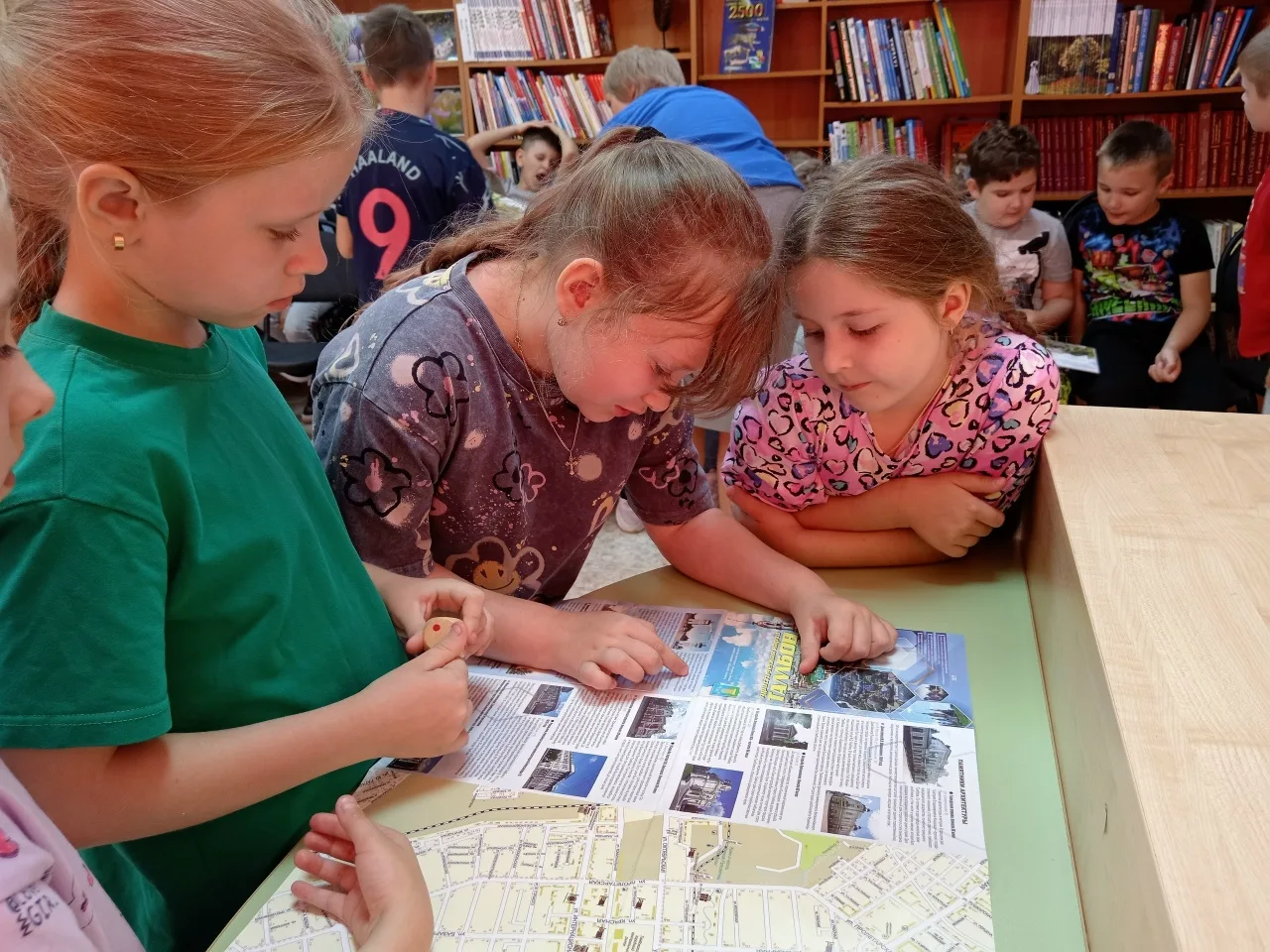В библиотеке им. А.П. Гайдара для ребят из пришкольных лагерей «Улыбка» и «Буревестник» сотрудники п