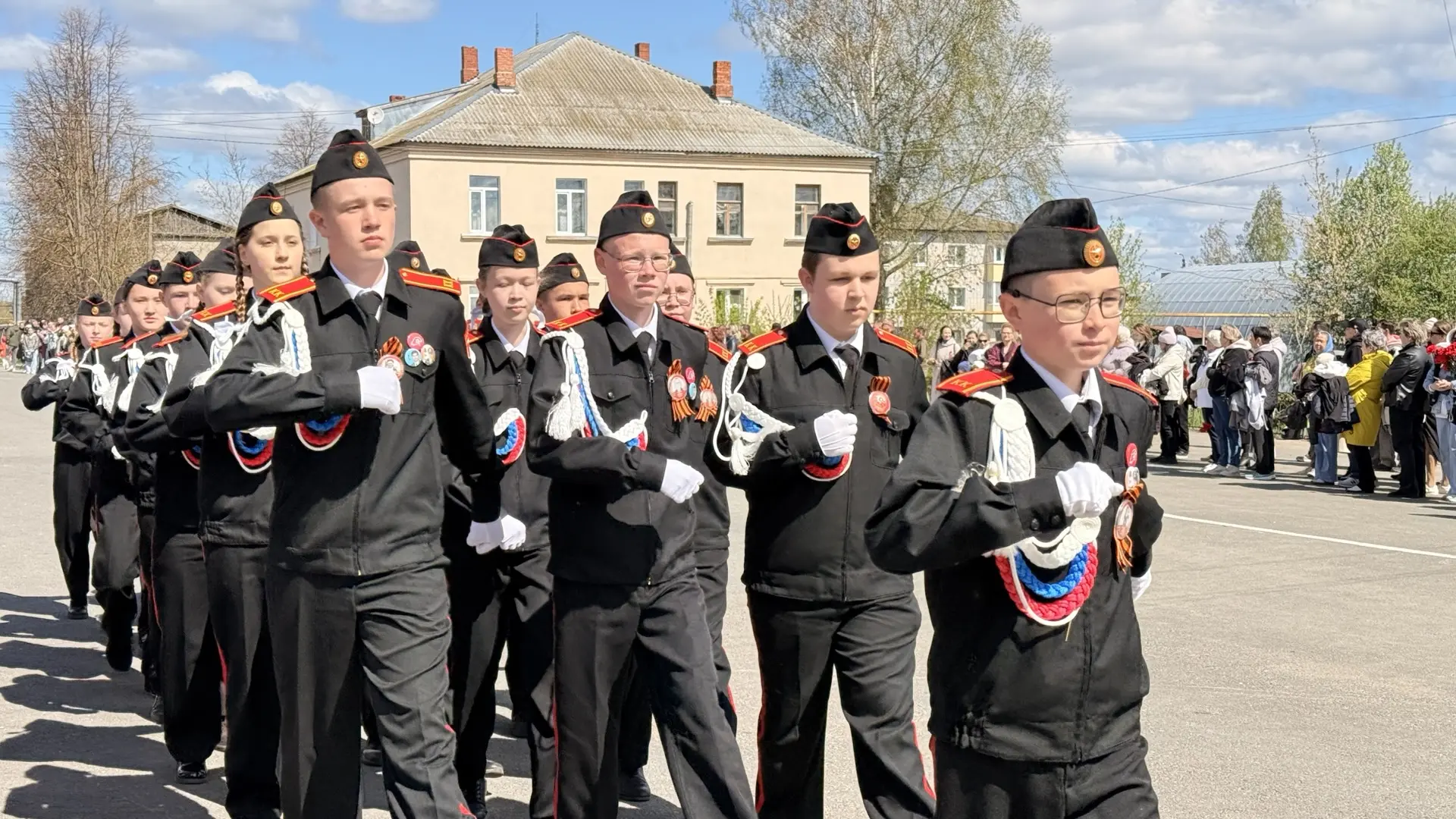 В рамках праздничного мероприятия прошёл парад юнармейцев — обучающиеся Советского района прошли стр