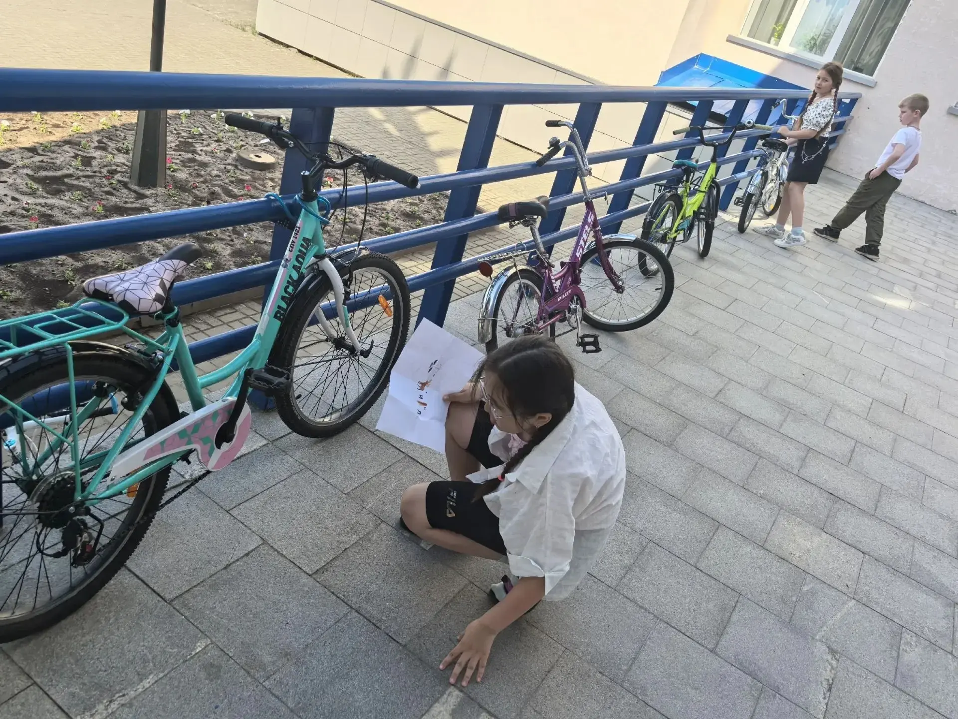 Сегодня ребята после утренней зарядки и завтрака побыли детективами в квест- игре. Искали спрятанный