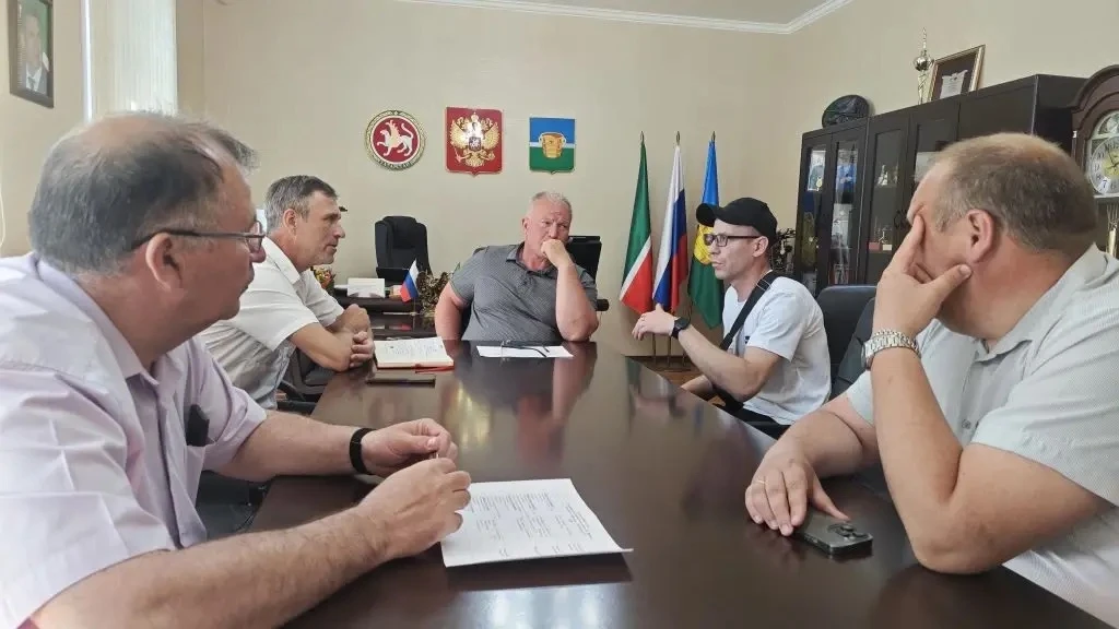 Провёл личный приём граждан — выслушал жителей и обсудил волнующие их вопросы.