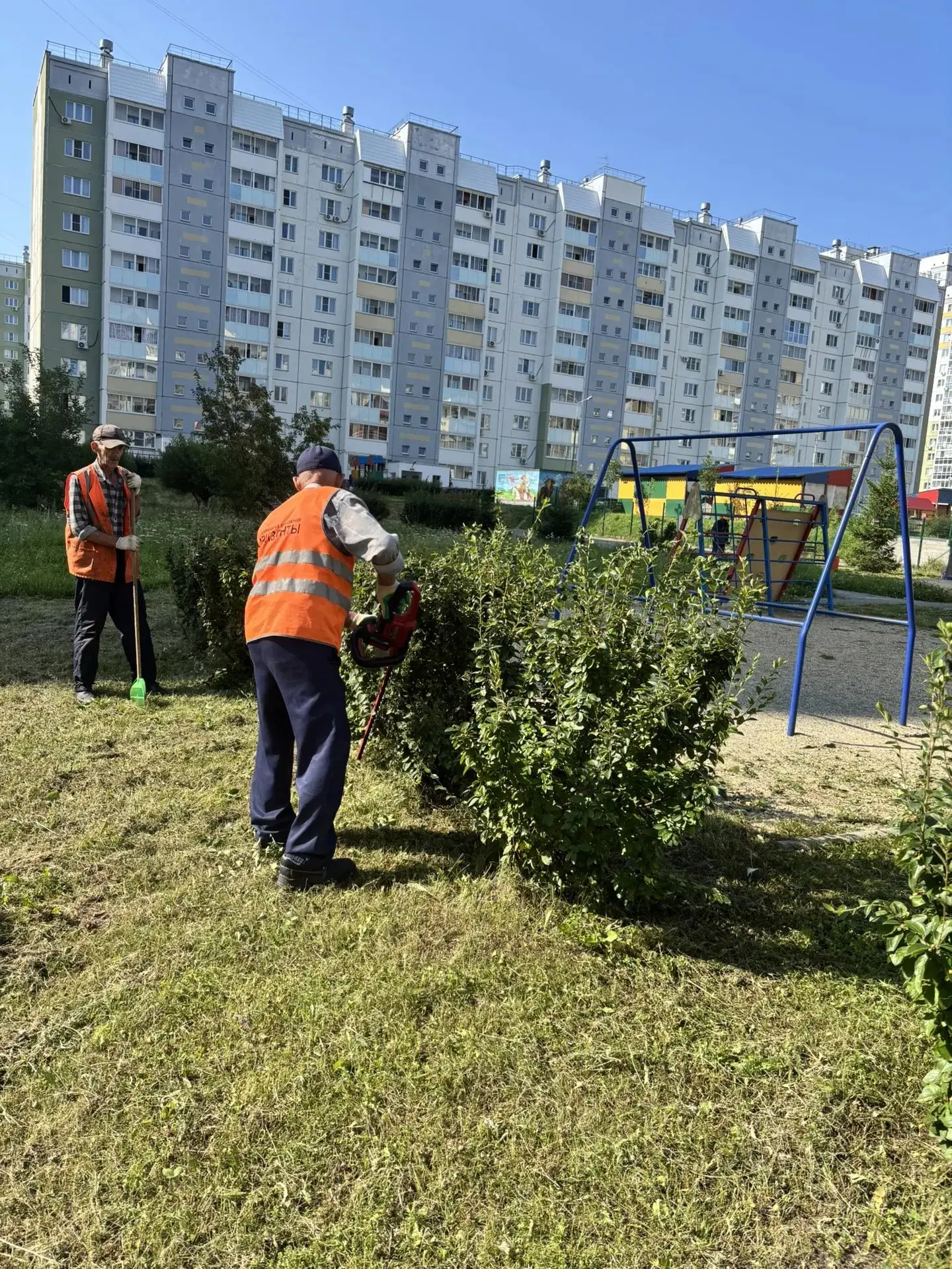 Сотрудниками УК "Горизонты" продолжается стрижка кустарников в мкр. Парковый2.