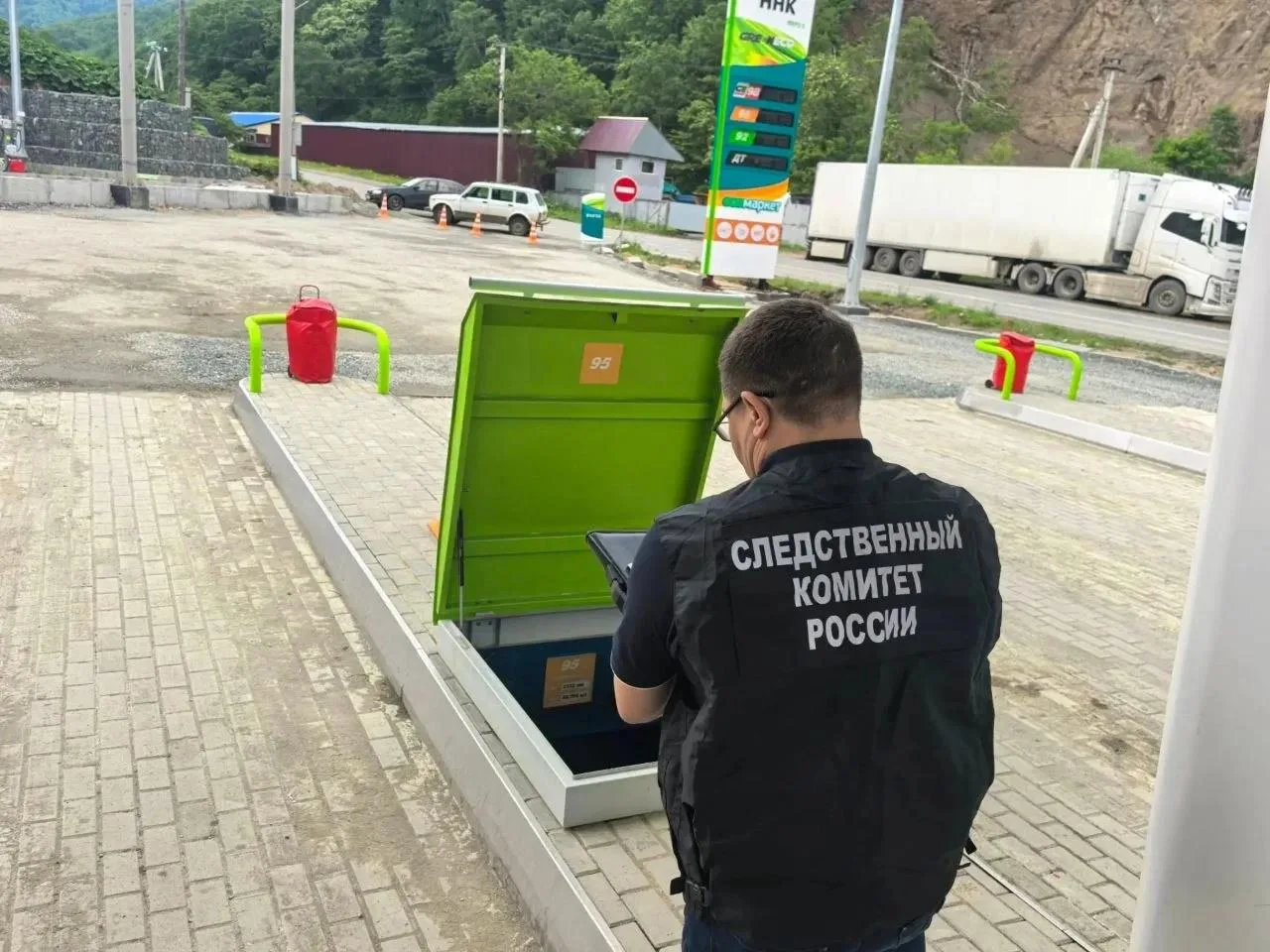 ⚡ Работник заправки пострадал в Холмске

19 июня во время плановых работ на автозаправочной станции 