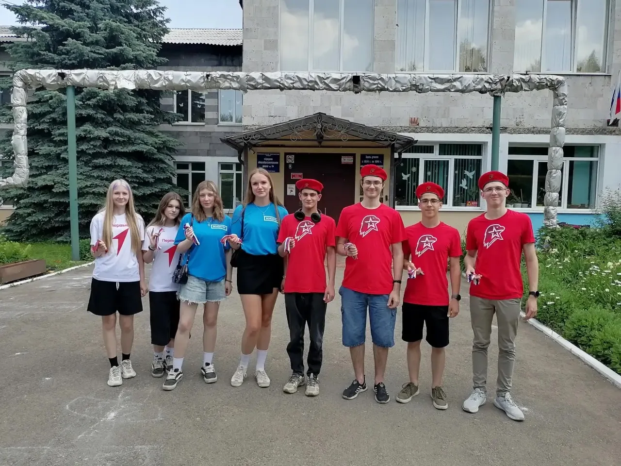 Акция "Российский триколор" 🇷🇺
Юнармейцы отряда "Наследники Победы", гимназисты-волонтеры и члены 