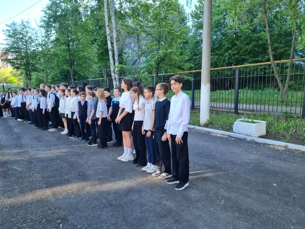 🇷🇺 С новой неделей, школа!  Сегодня на еженедельной линейке в 4–5 классах подняли Государственный фл