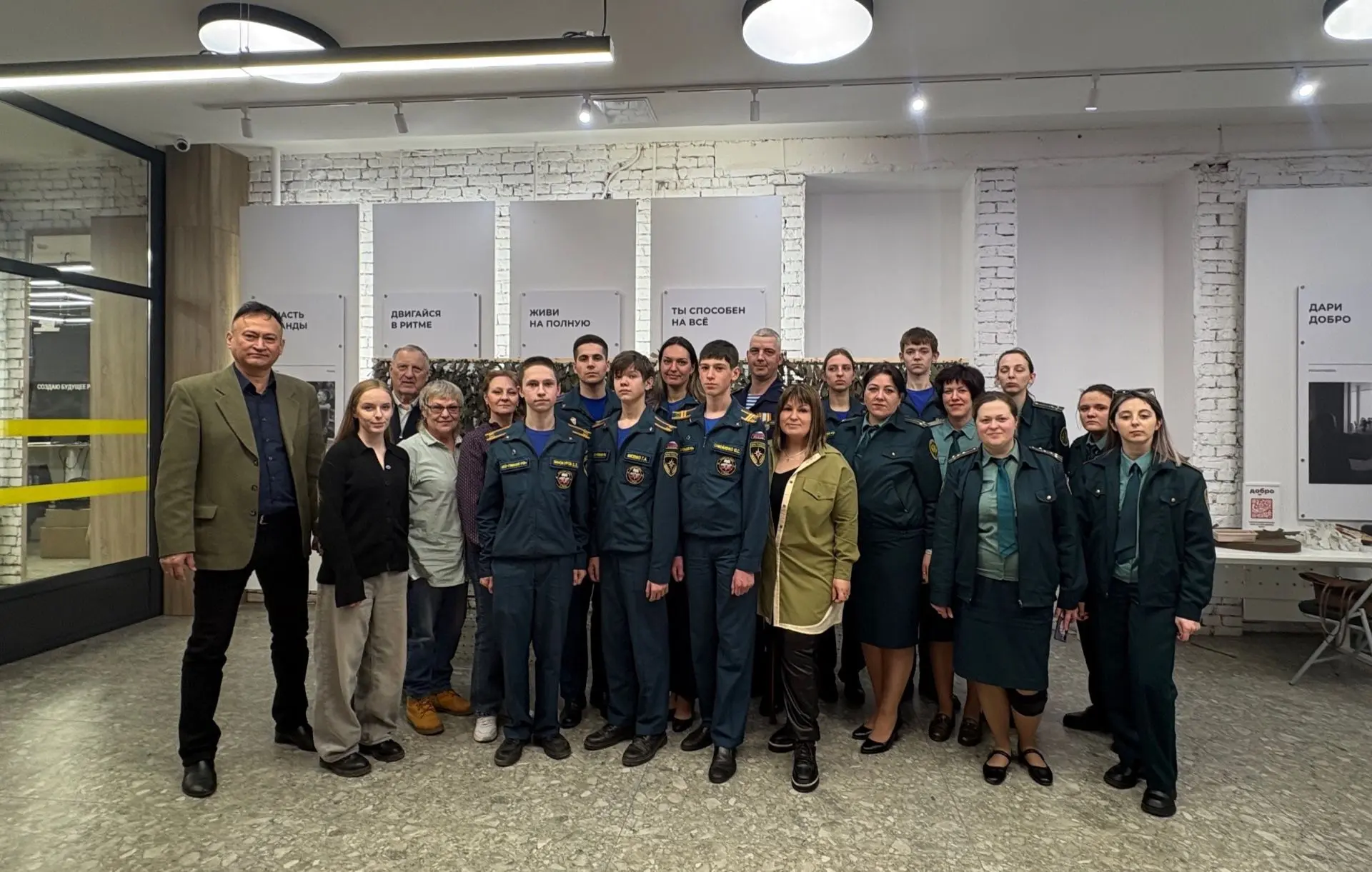 Маскировочные сети для участников СВО изготовили в Псковской области  🤝 Представители Молодежного со
