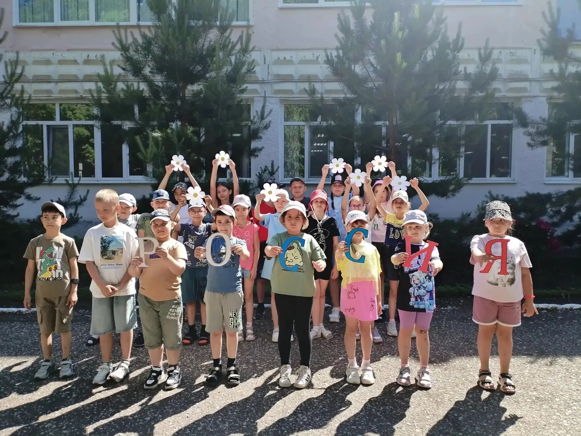 🇷🇺12 июня в лагере «ЧАЙКА» состоялся яркий и красочный конкурс рисунка на асфальте под названием «