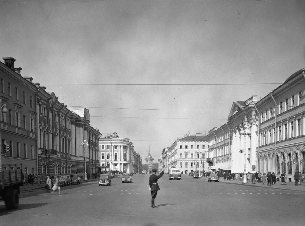 С добрым утром, дорогие друзья!

1954.Невский проспект. 
Автор: Евгений Халдей.