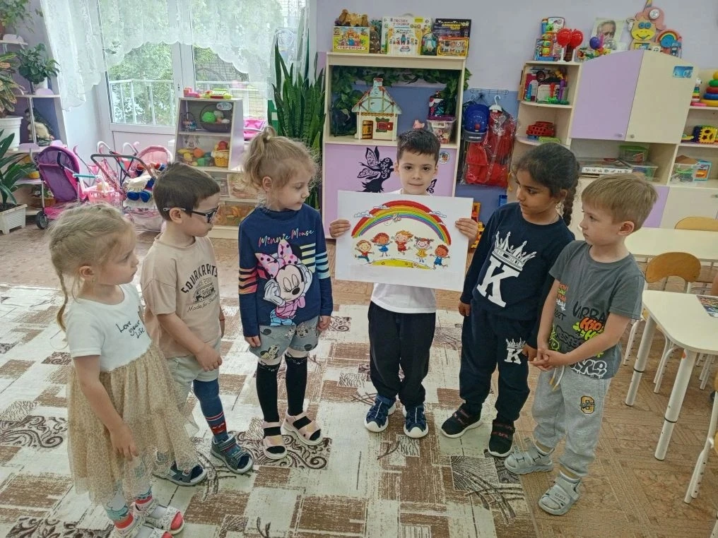 День любознательности в средней группе "Журавлик"- "Что такое  радуга ".