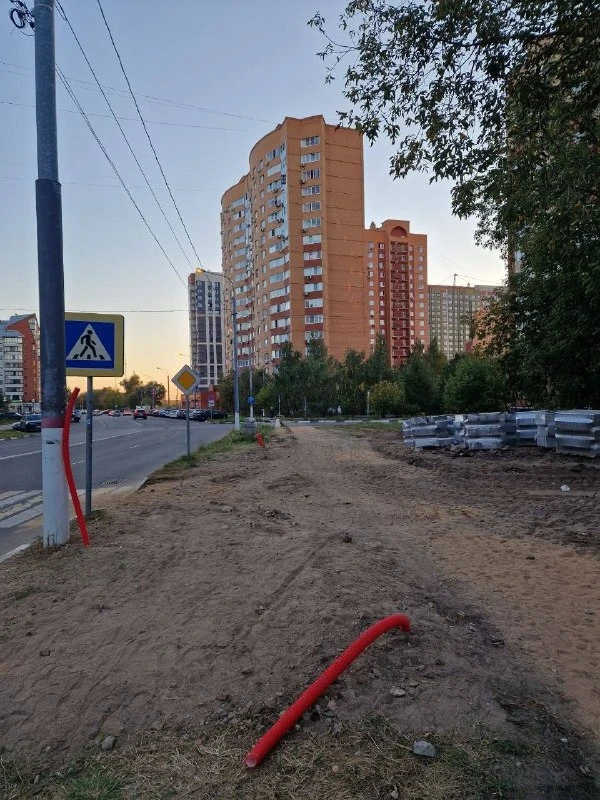 Жительница Жуковского пожаловалась на разобранный тротуар