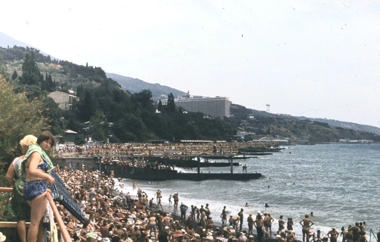 Если не верите, что в 1970-е гг. Ялта была переполнена отдыхающими, посмотрите на это ф...