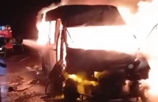 Под Пластом микроавтобус с пассажирами загорелся после столкновения с фурой