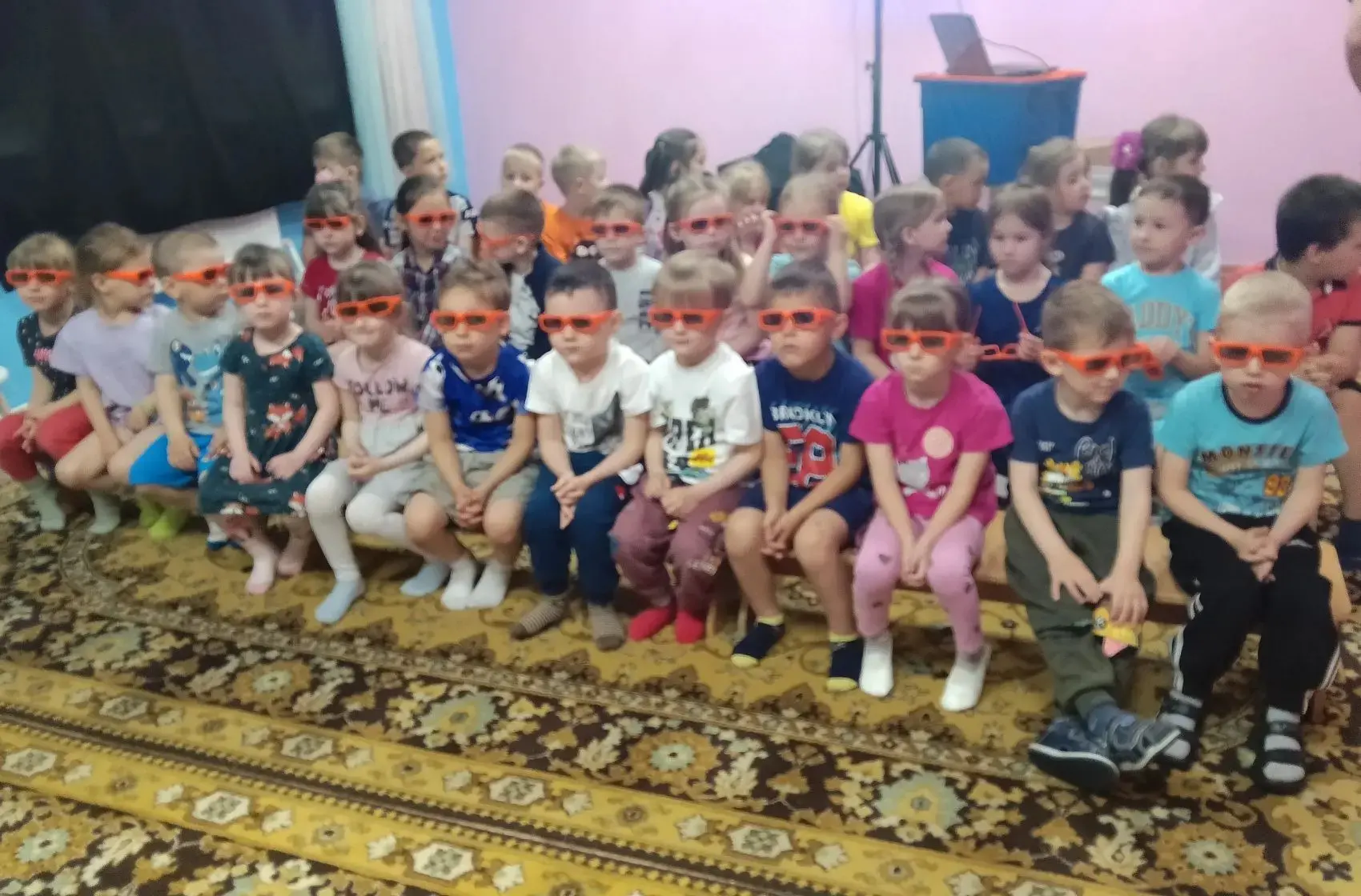 🎥 Сегодня в наш детский сад приехал мобильный ЗД - кинотеатр.