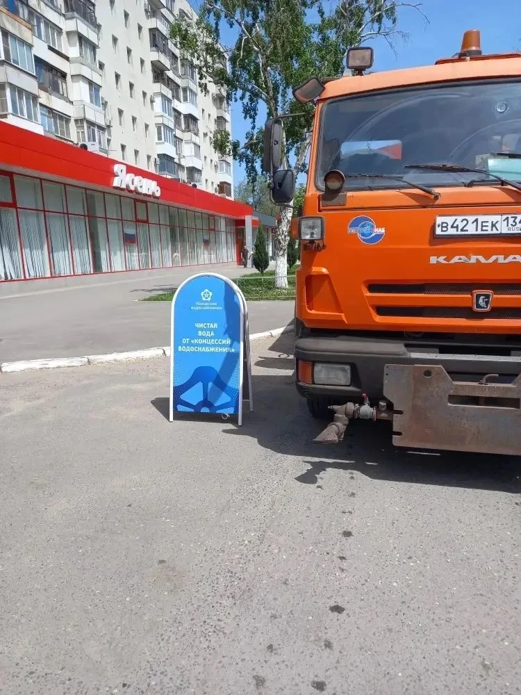 Водовозки продолжают развозить воду  Пока система наполняется водой, автоцистерны с чистой водой про