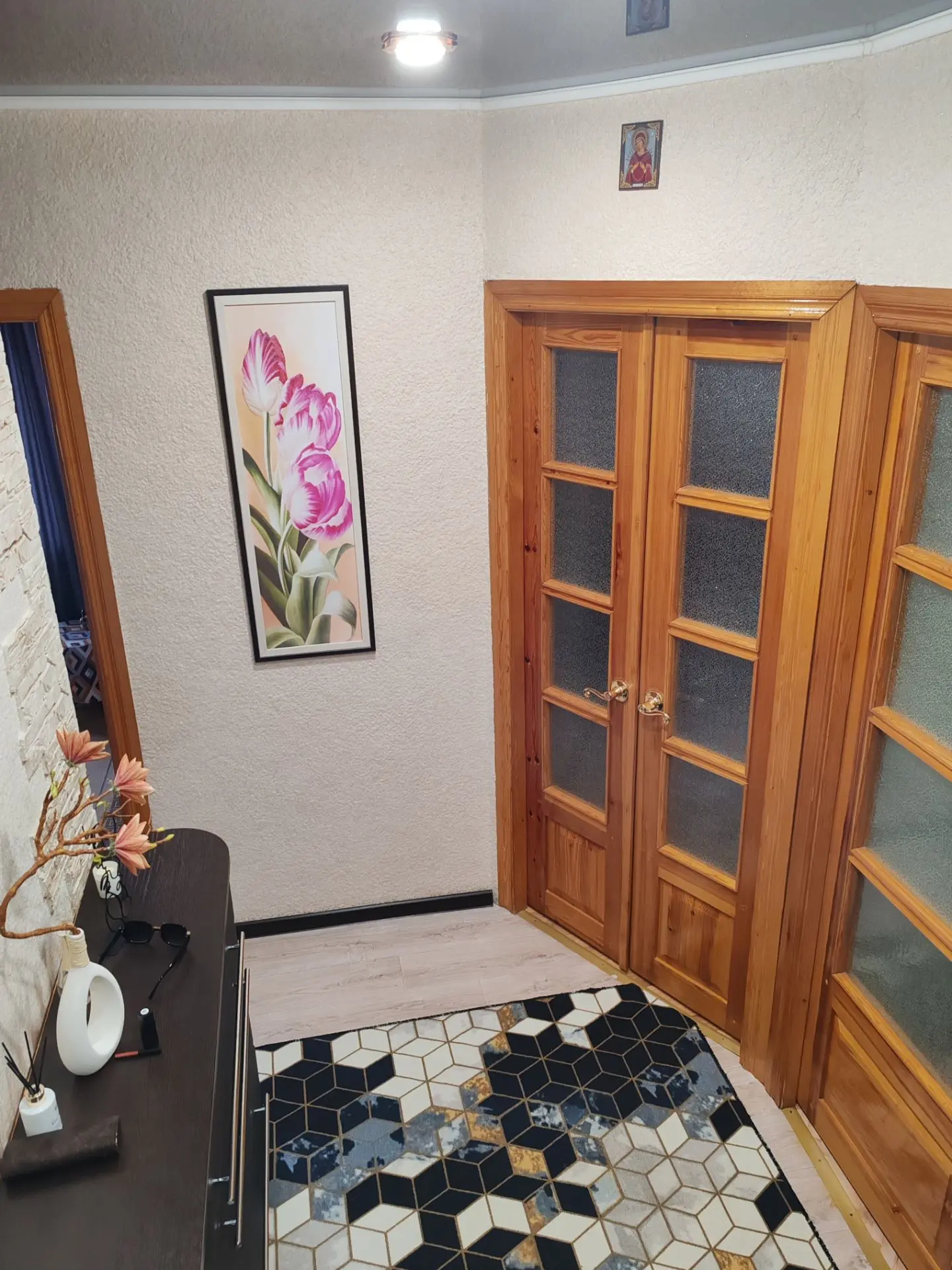 В продаже уютная двухкомнатная квартира 45,7 кв. м. на первом этаже. Квартира вложений ...