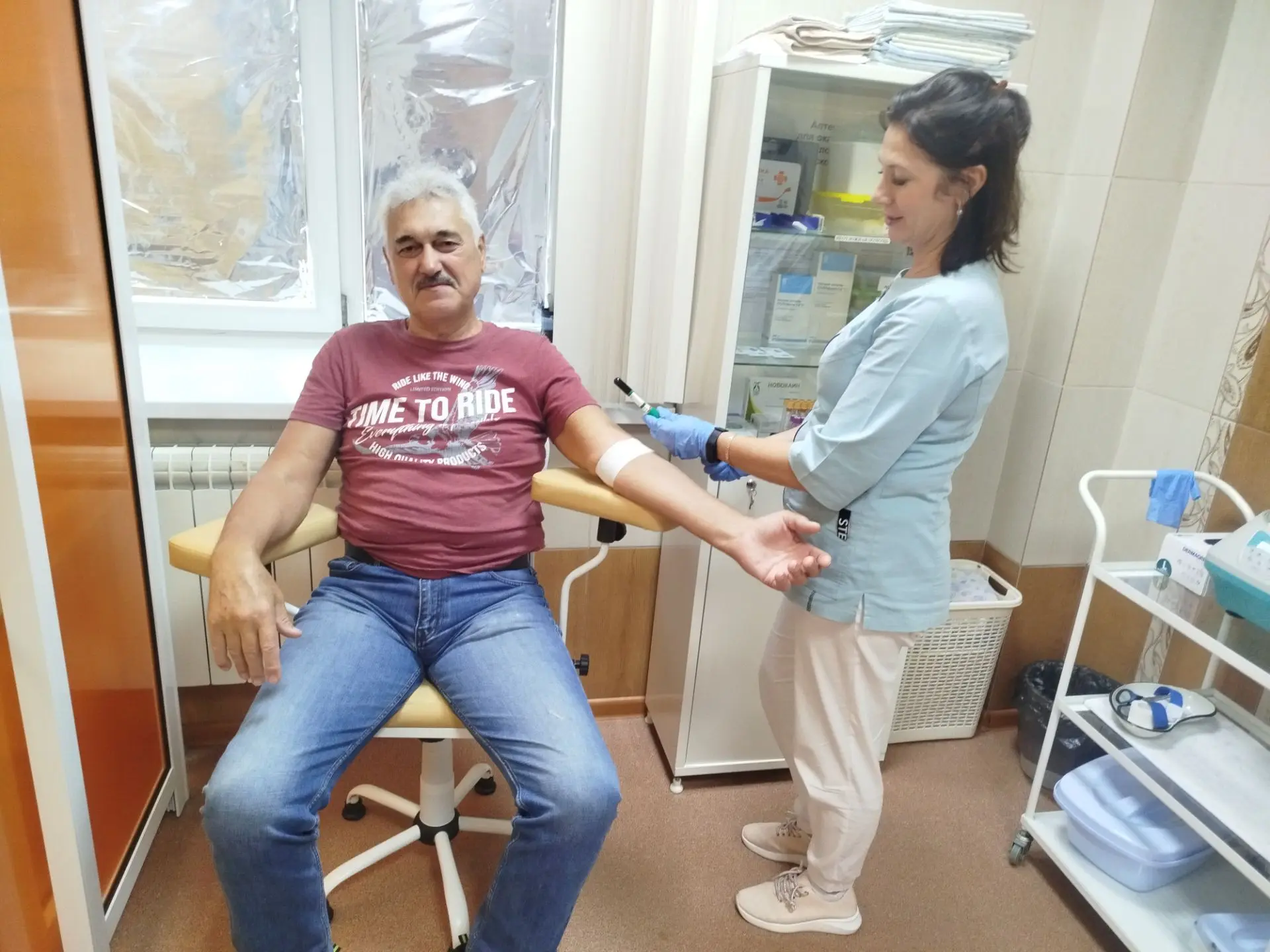 Теперь у нас созданы все условия для взятия крови🩸. Хоть для проведения плазмолифтинга...