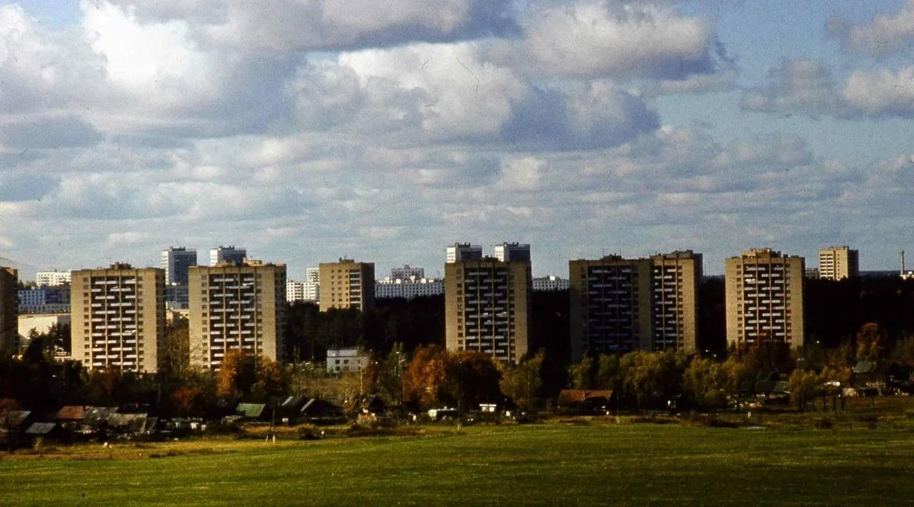 📸 Деревня Ржавки на фоне башен 5-ого микрорайона, 1979 г.