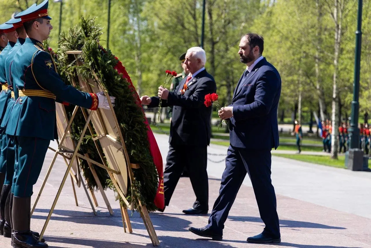 Делегация Минэнерго возложила цветы к могиле Неизвестного солдата   🇷🇺 В преддверии празднования 81-