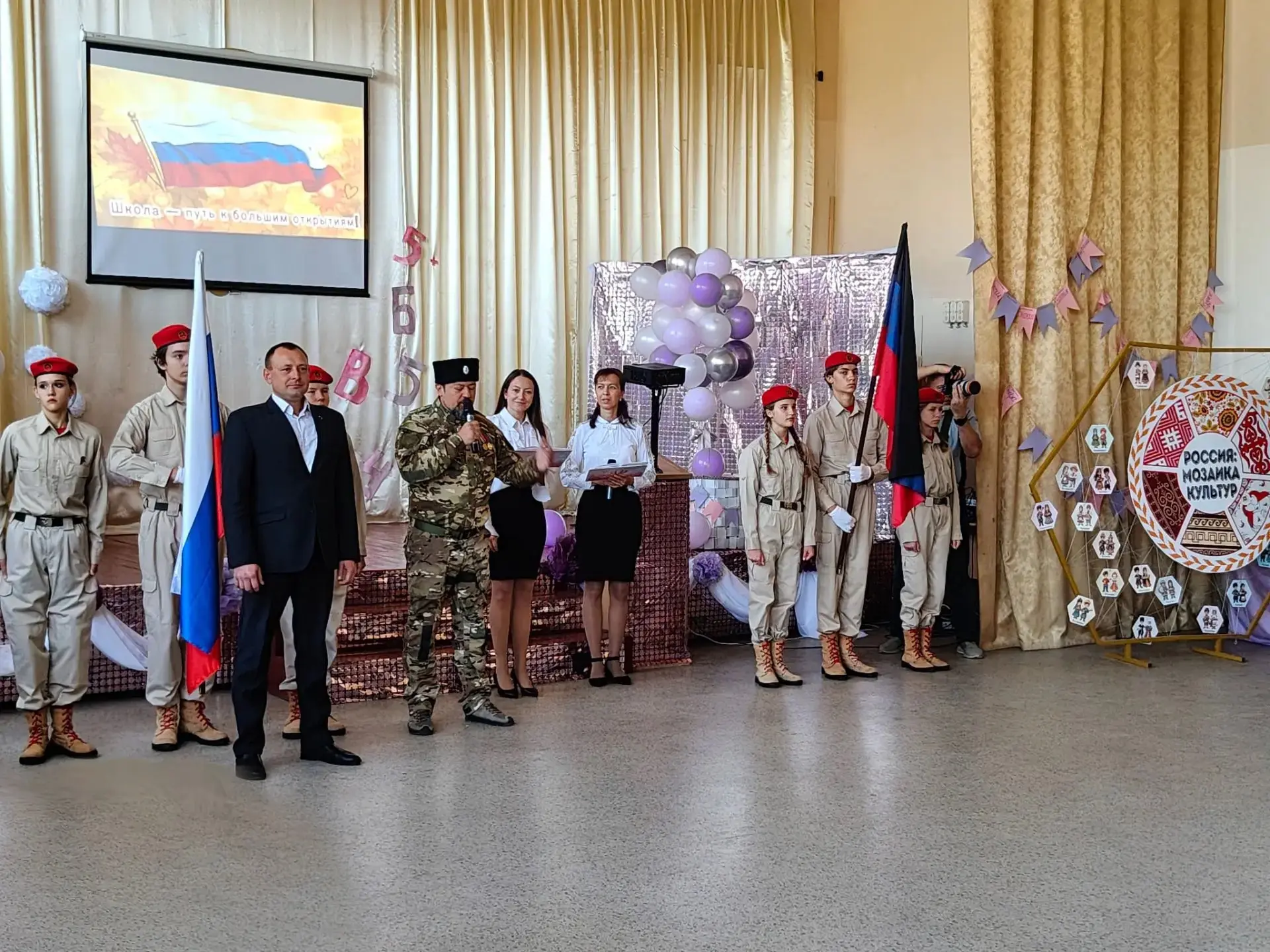 Первый звонок - долгожданный и многообещающий! Он позвал сотни лицеистов и усадил за па...