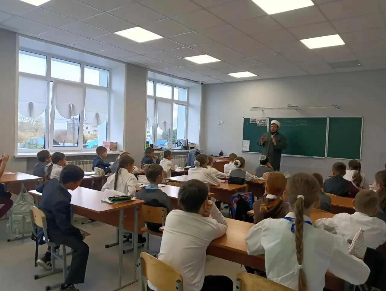 Сегодня в 4 «А» классе Гараев Мулла Хазрат Круглопольской мечети Газизулла провёл урок ...
