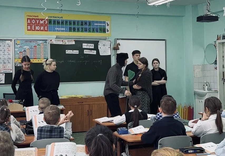 🕊️ БЛОКАДНЫЙ ЛЕНИНГРАД 🕊️   Театрализованное представление показал совет старшеклассников для младши