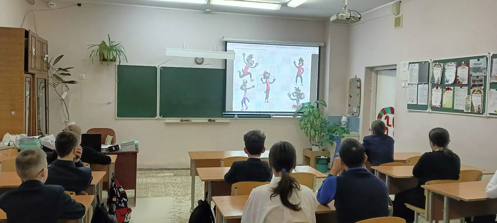 ⚪ 12 января, первый учебный день в 2026 году начался с поднятия Флага и исполнения Гимна России, а т