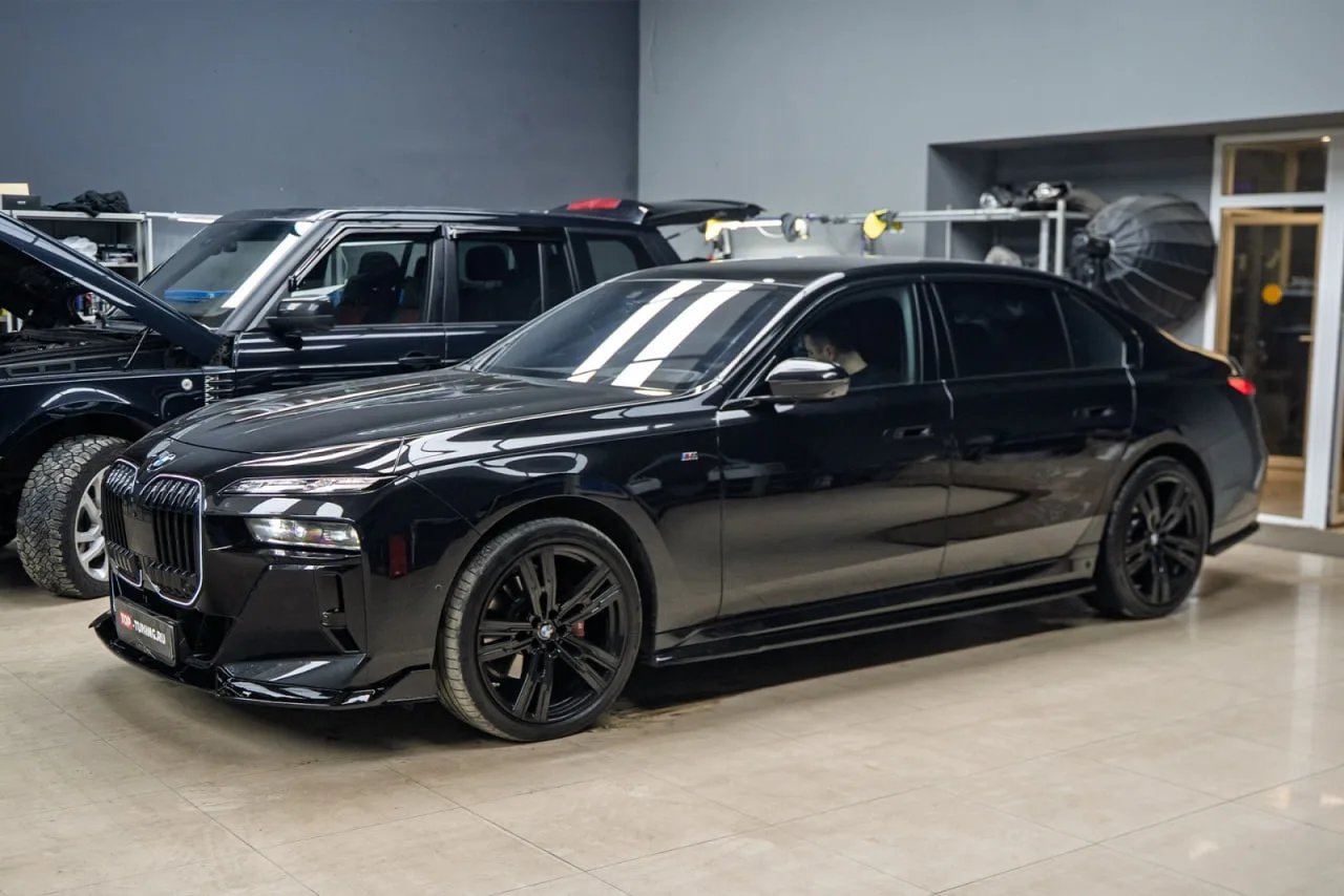 Дооснащение флагмана: установка аэродинамического обвеса на BMW 7 серии G70 — Подробнос...