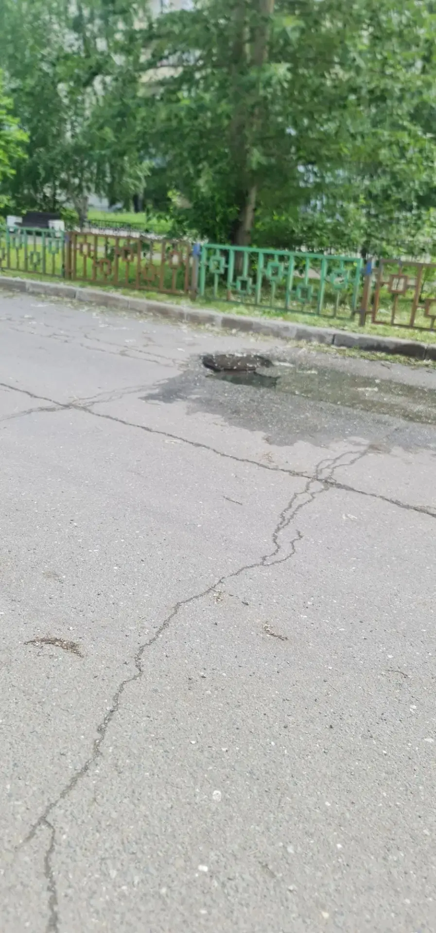 Ул.фурманова 2 день бежит колодец