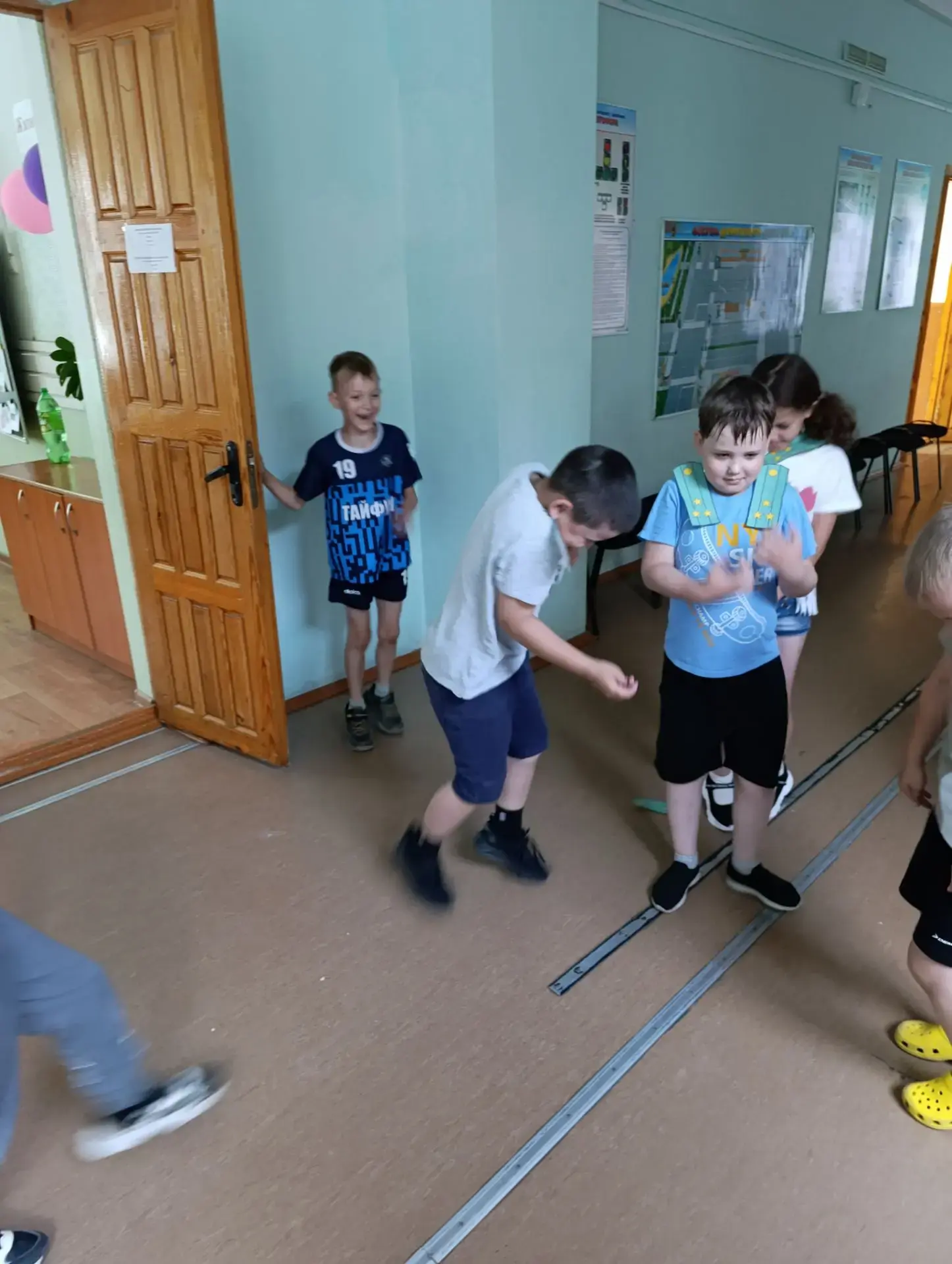 В час Потехи мальчики танцевали с погонами на плечах так, чтобы "погоны" не слетели.. А затем  Спорт