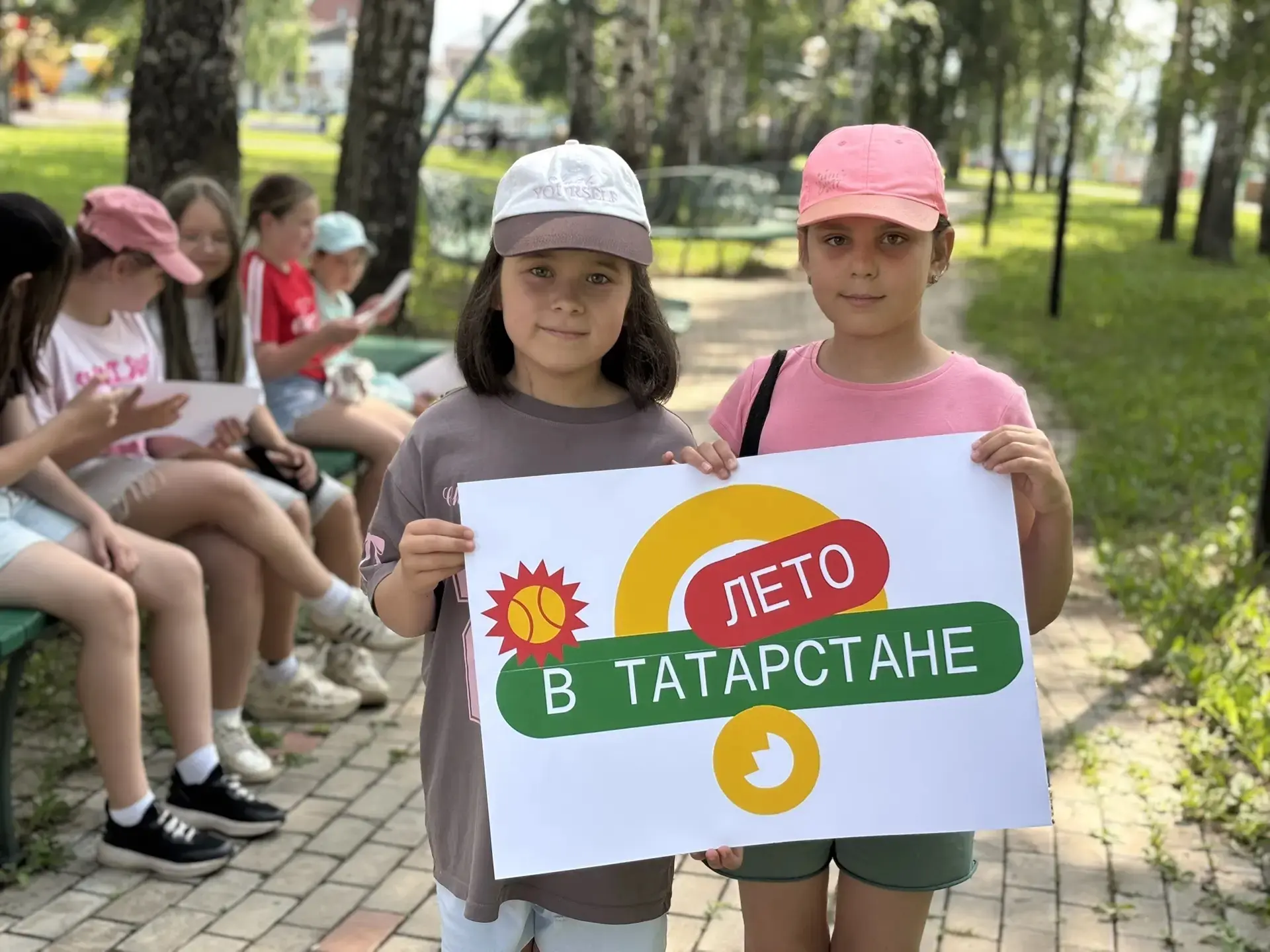 Сегодня в Пионерском парке города состоялся творческий пленэр «Летняя Елабуга» для детей из летнего 