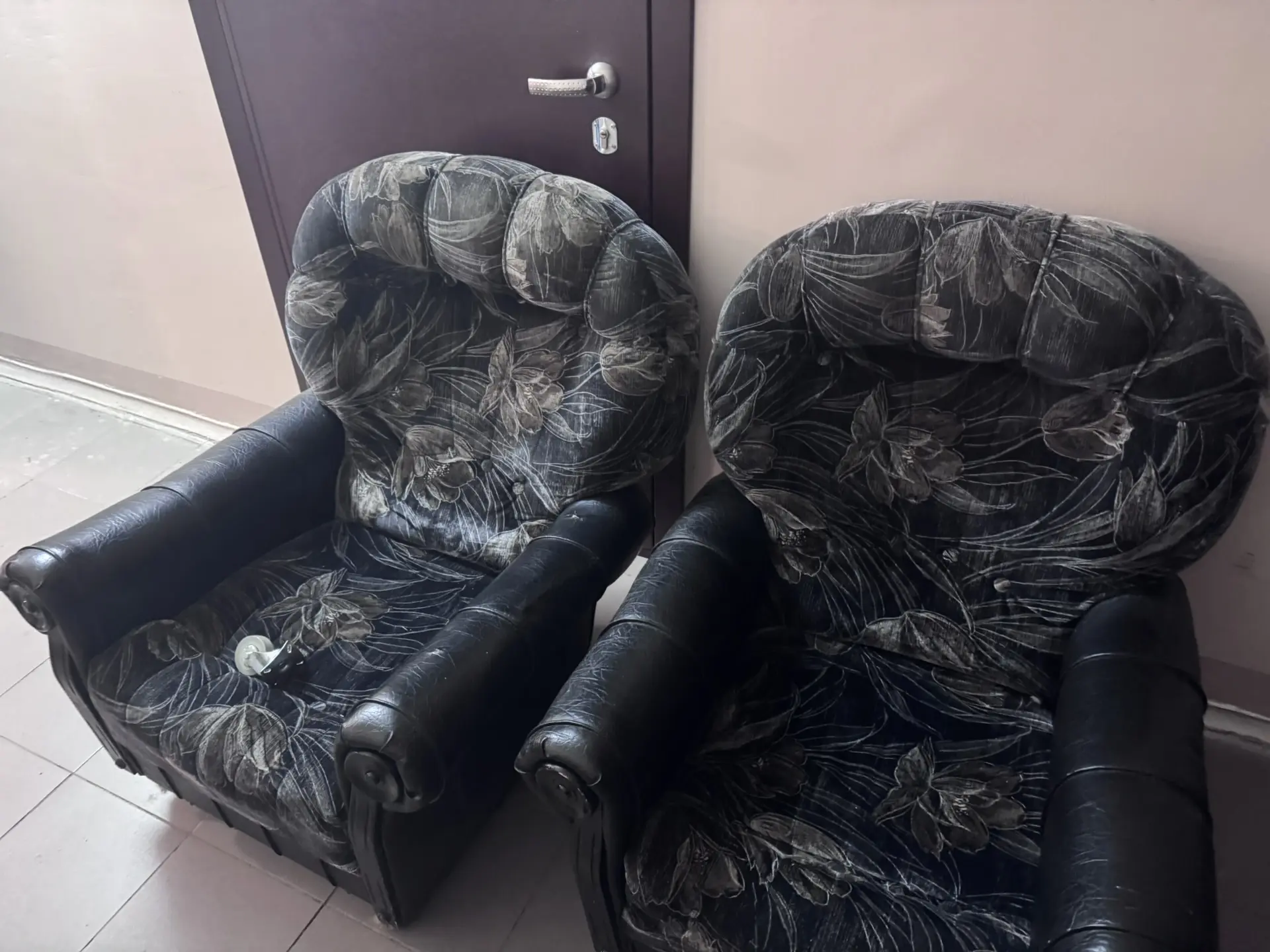 Отдам бесплатно 2 кресла , состояние средние , ручки кожаные ,очень удобные и мягкие, с...