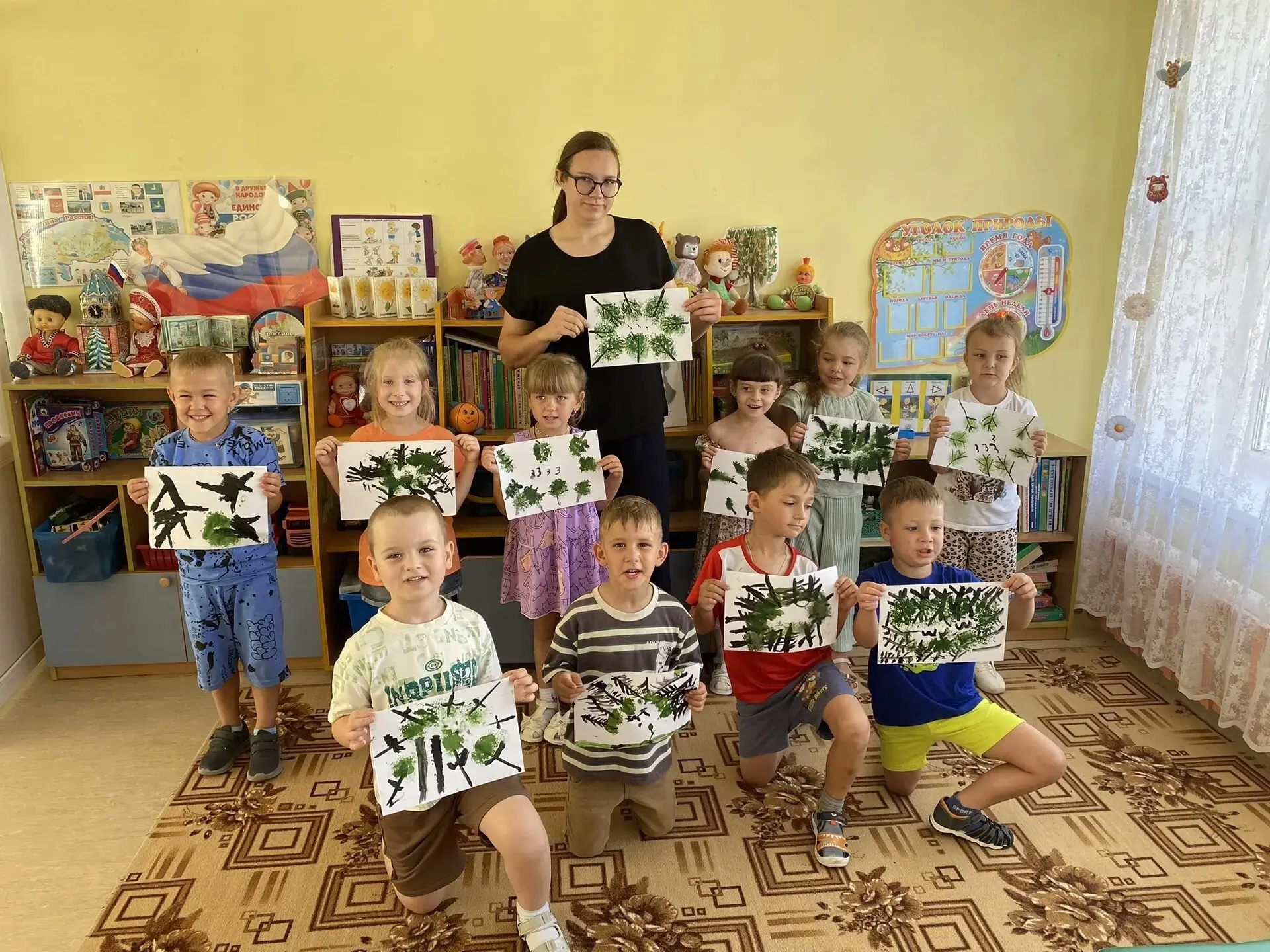 Летний лес звенит от птичьих трелей,