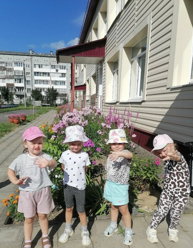 🌺🌺🌺Цветы возле нашего сада дарят хорошее настроение с самого утра!