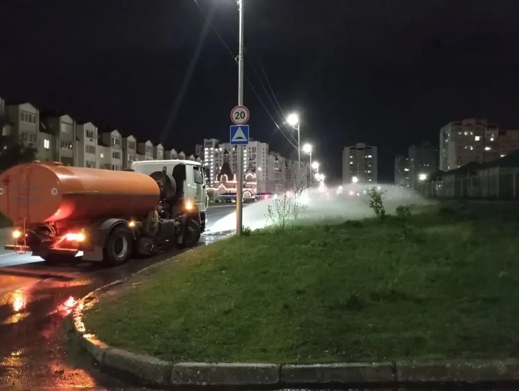 🌱С заботой о зелёных территориях  Специалисты коммунального предприятия продолжают уход за обществен