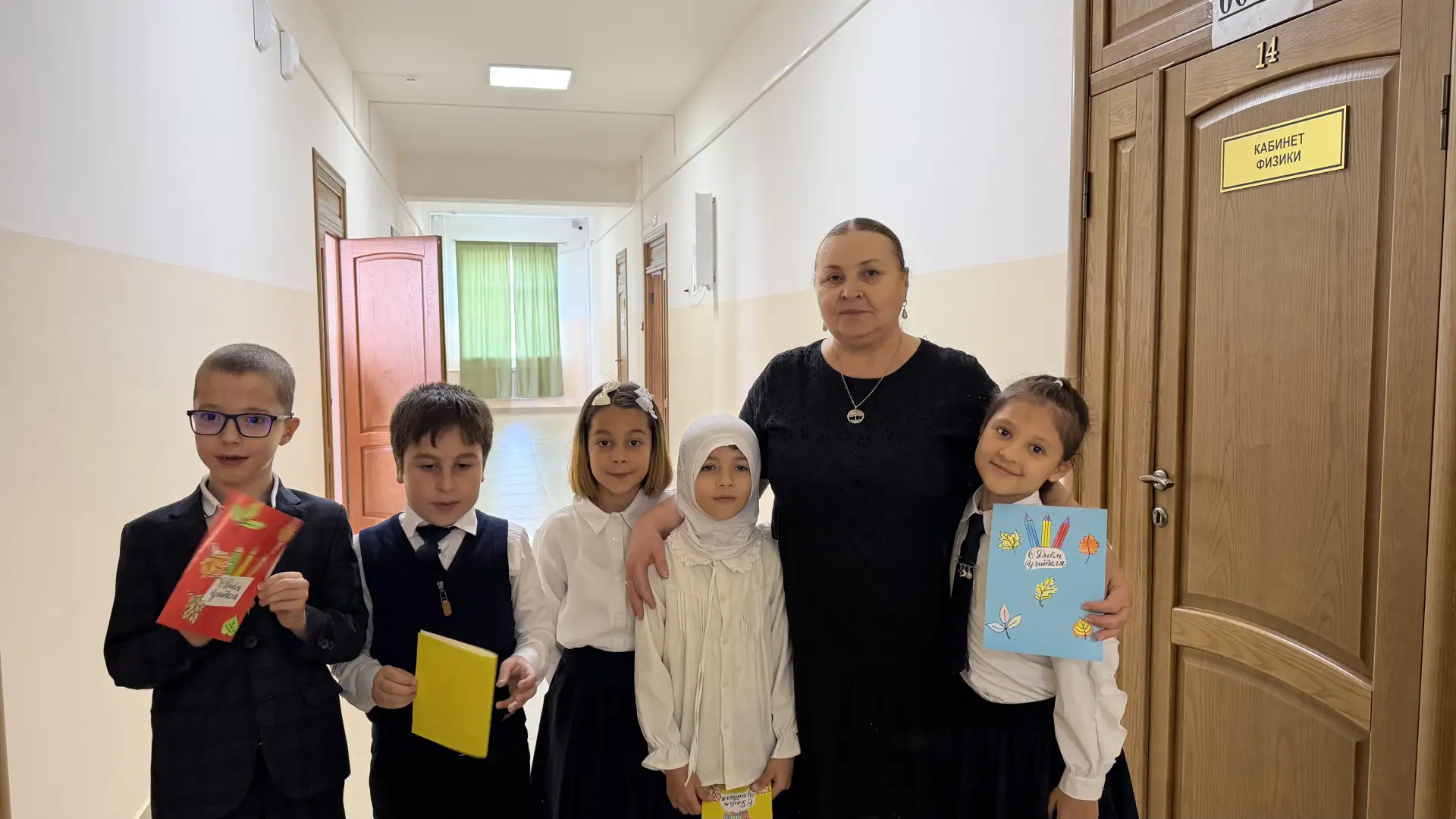 🎓В преддверии Дня учителя в МКОУ СОШ №1 участники программы «Орлята России» приняли уч...