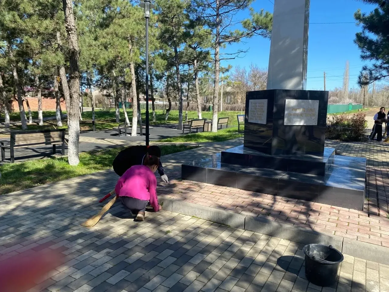 Держим ритм!   🧹 Свежие кадры с Общеобластного субботника в Октябрьском районе.   Работа кипит, улиц