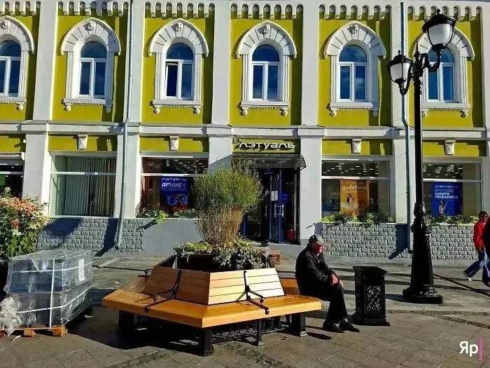 Давай по-новой, Миша: вместо кресел-масок на Депутатской установили новые скамьи вокруг...