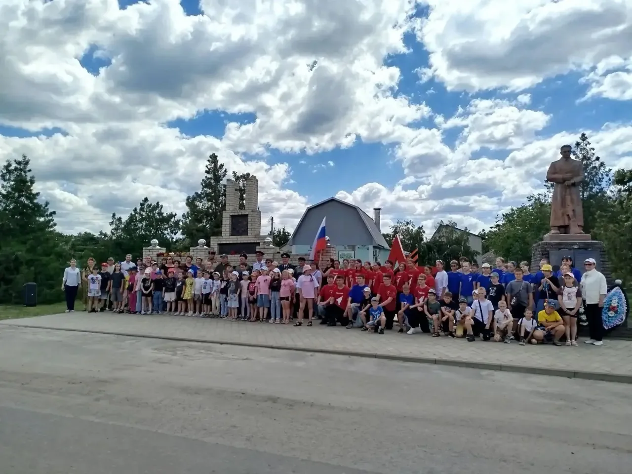 Сегодня, в День памяти и скорби, воспитанники пришкольного лагеря «Солнышко» приняли участие в памят