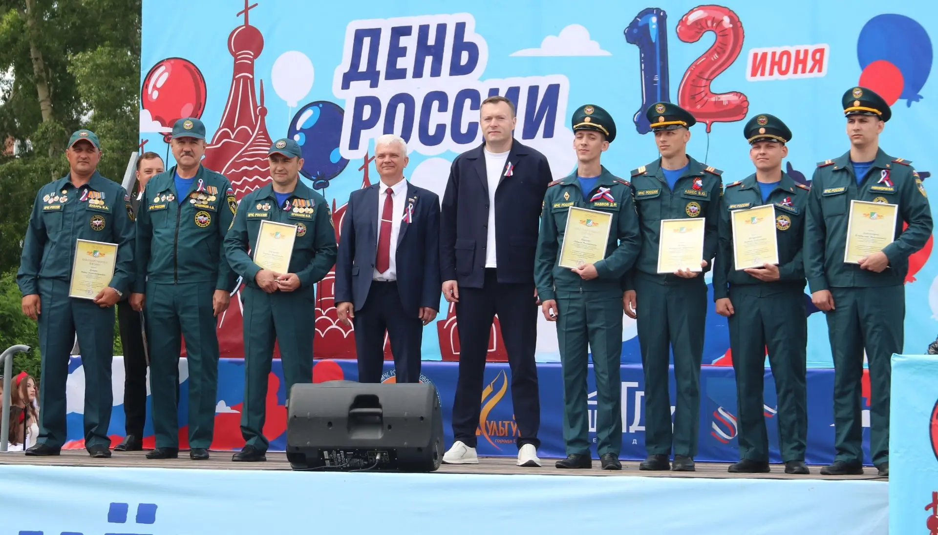 Праздник на площади Горького начался с торжественных вручений тем, кто охраняет мир и безопасность н