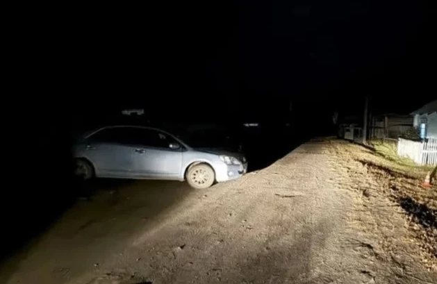 Пьяная дочь насмерть сбила маму, открывавшую ворота, в селе Бурятии