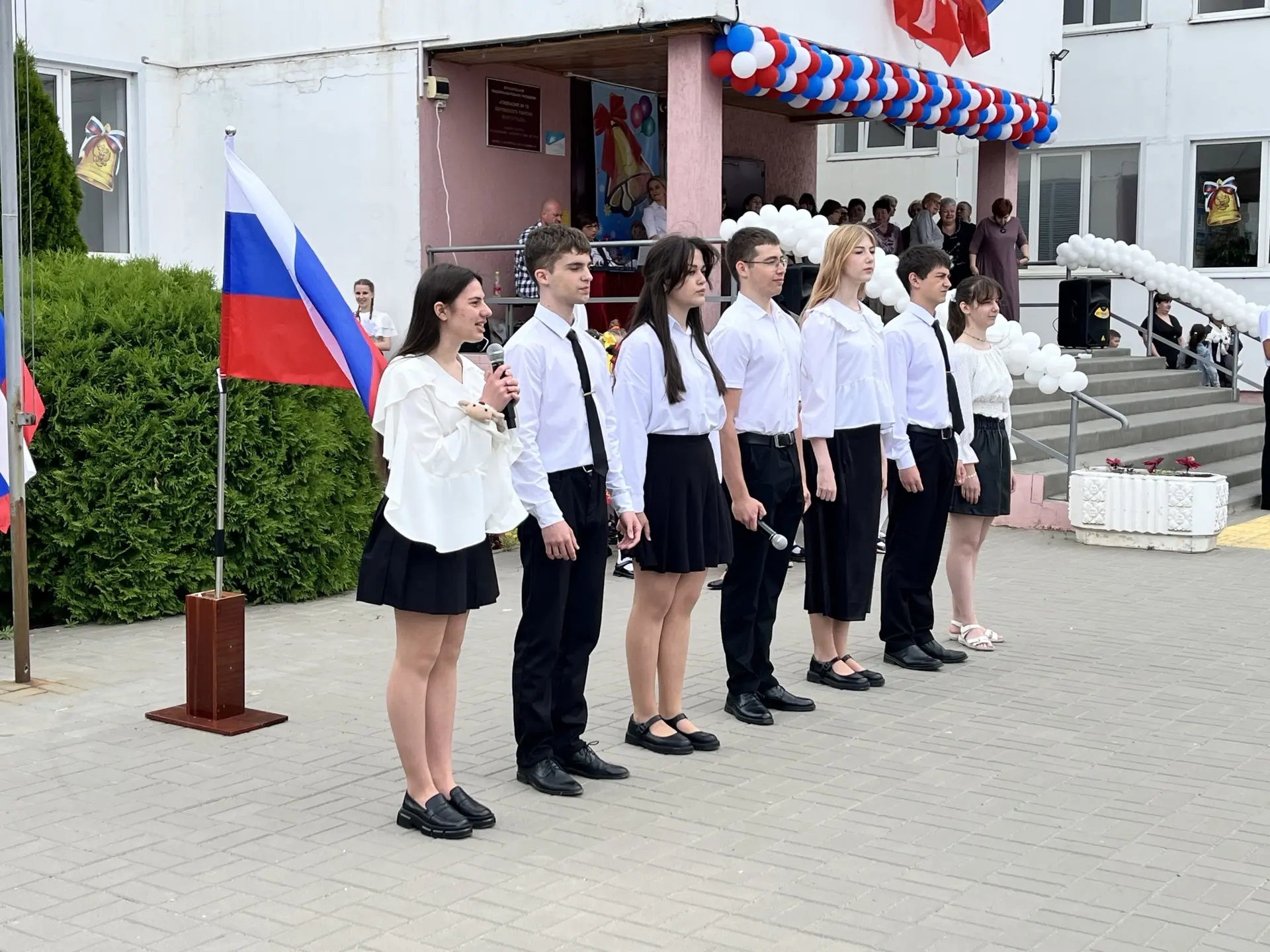 🔔 Вот и прозвенел последний звонок в гимназии № 10!  Сегодня — особенный день: наши выпускники попро