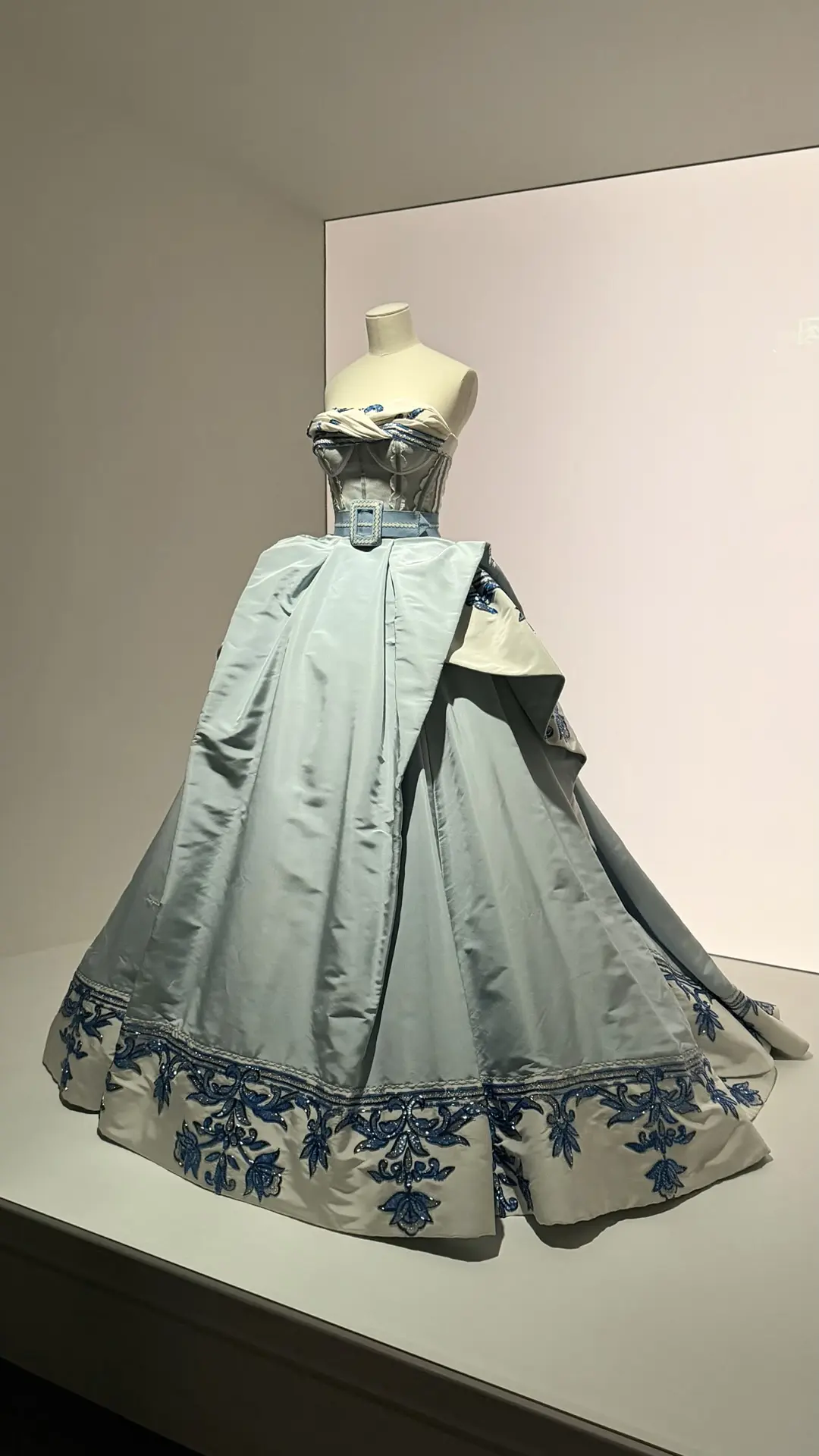 Если вы в Шанхае, очень рекомендую выставку QIPAO. Сегодня последний день и это стоит т...