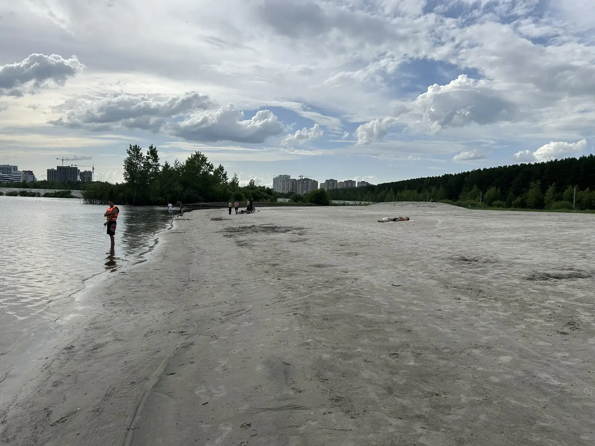 Городской пляж на озере Круглом открыт!

Бесплатный муниципальный пляж на озере Круглом (около парка
