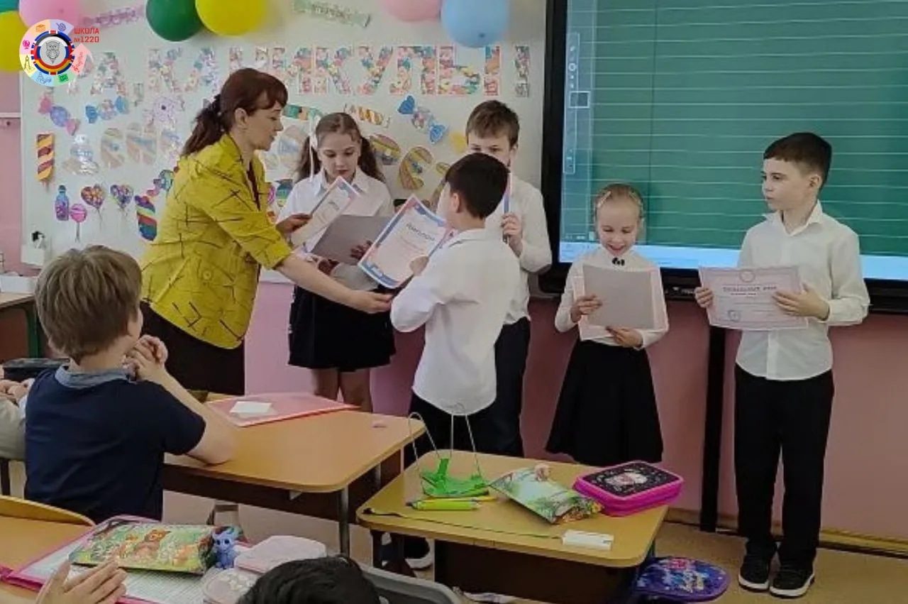 Заканчиваем год на позитивной ноте!  ✨ Сегодня в камерной и уютной обстановке классных кабинетов для
