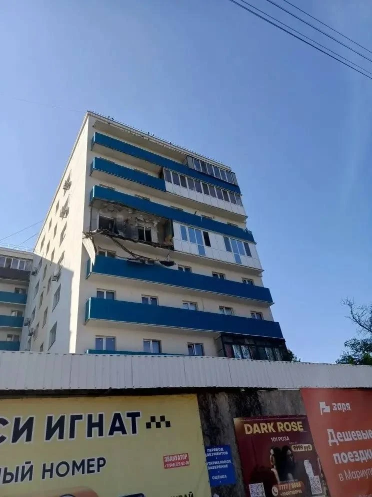 Последствия ночной атаки беспилотника на многоквартирный дом в Мариуполе
